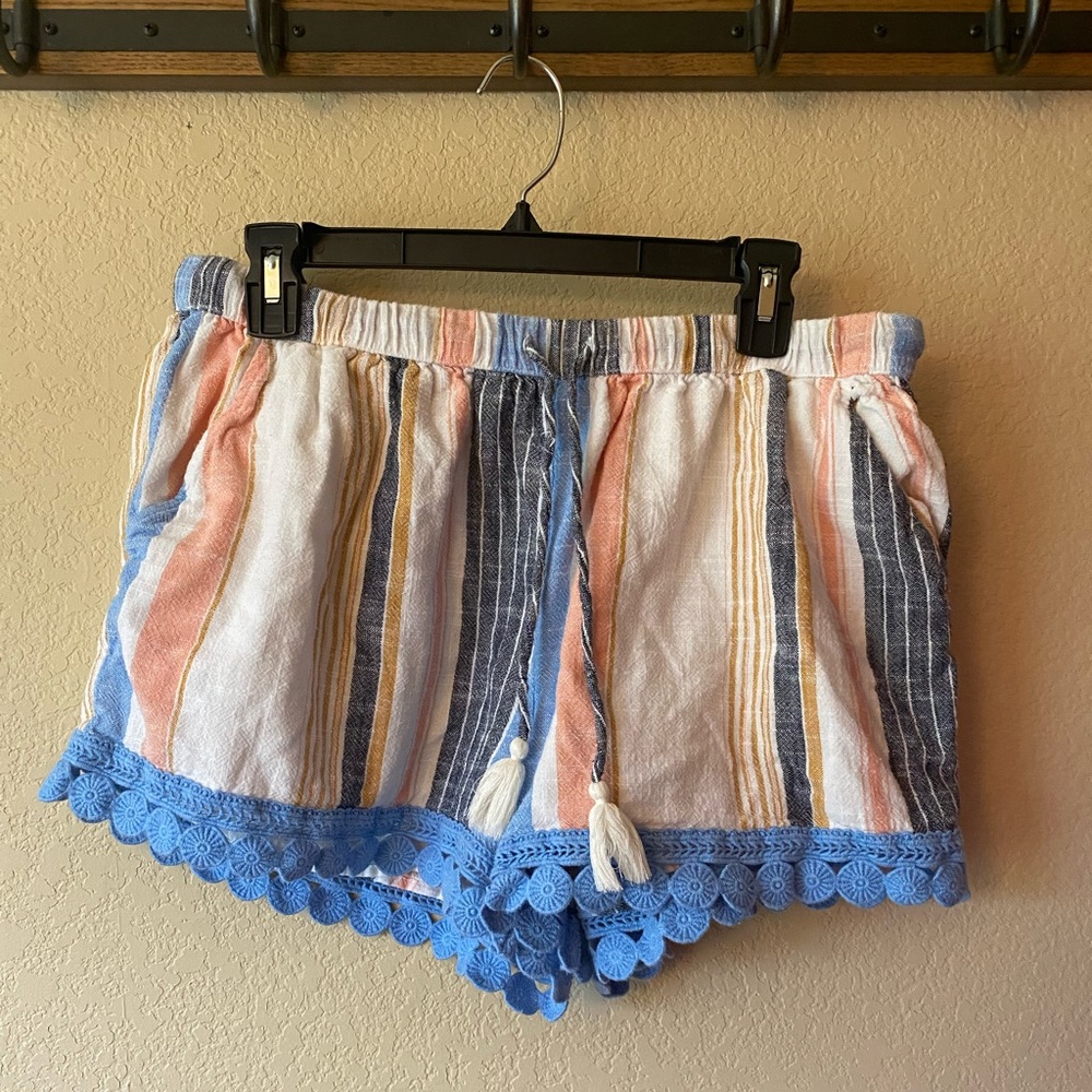 Casual women’s linen style short.